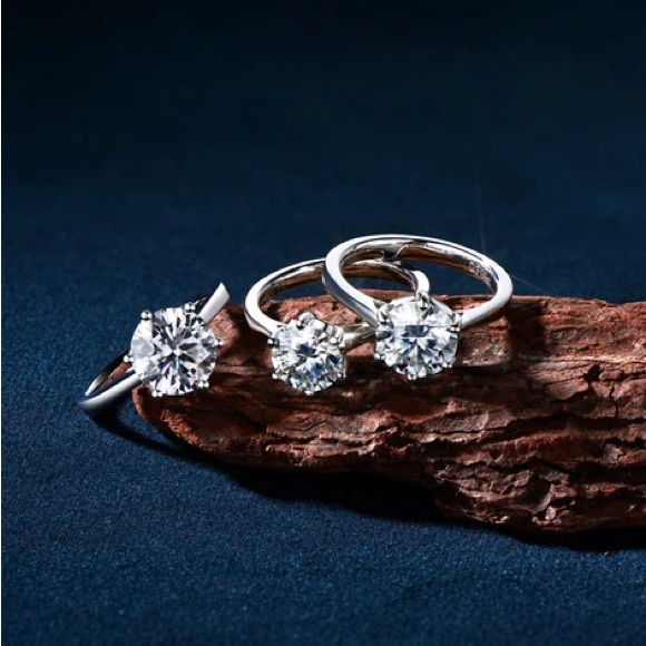 LUXURY MOISSANITE ENGAGEMENT RING - Picture 3 of 3